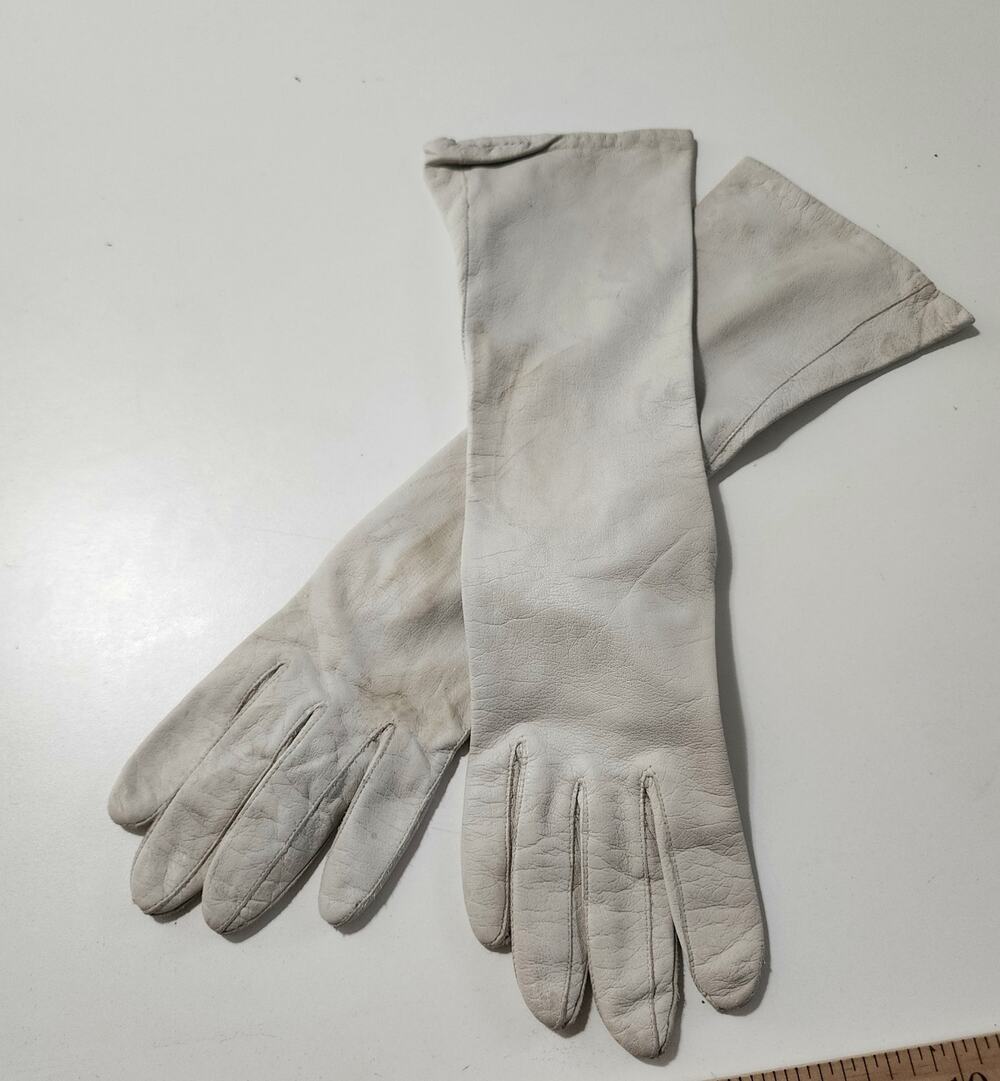 vintage opera ivory leather gloves 1950s/1960s kidskin 100% silk lining **Read**